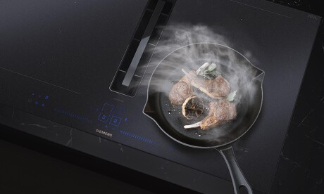 auf Wunsch mit integriertem, leistungsstarkem Kochfeldabzug auf Wunsch mit integriertem, leistungsstarkem Kochfeldabzug