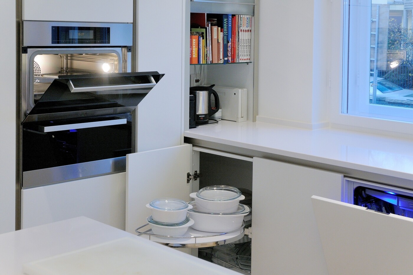 Mikrowelle, Multidampfgarer und ganz viel Stauraum finden in dieser Küche obschon sehr schmaler Wandbreite ausreichend Platz. Mikrowelle, Multidampfgarer und ganz viel Stauraum finden in dieser Küche obschon sehr schmaler Wandbreite ausreichend Platz.