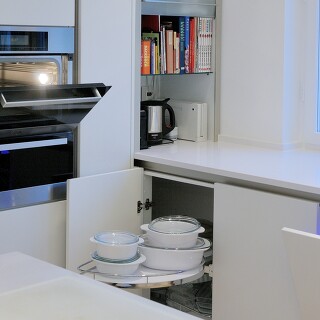 Mikrowelle, Multidampfgarer und ganz viel Stauraum finden in dieser Küche obschon sehr schmaler Wandbreite ausreichend Platz. Mikrowelle, Multidampfgarer und ganz viel Stauraum finden in dieser Küche obschon sehr schmaler Wandbreite ausreichend Platz.