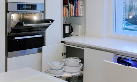 Mikrowelle, Multidampfgarer und ganz viel Stauraum finden in dieser Küche obschon sehr schmaler Wandbreite ausreichend Platz. Mikrowelle, Multidampfgarer und ganz viel Stauraum finden in dieser Küche obschon sehr schmaler Wandbreite ausreichend Platz.