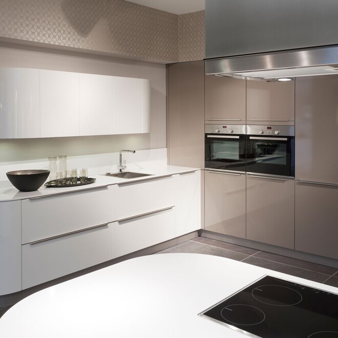 Aufs Bild klicken und die Hochglanzküche größer sehen! Aufs Bild klicken und die Hochglanzküche größer sehen!