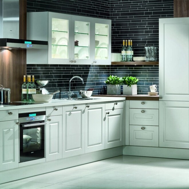 Weiße Landhausküche in L-Form vergrößert bei Klick! (Bildquelle: Pronorm) Weiße Landhausküche in L-Form vergrößert bei Klick! (Bildquelle: Pronorm)