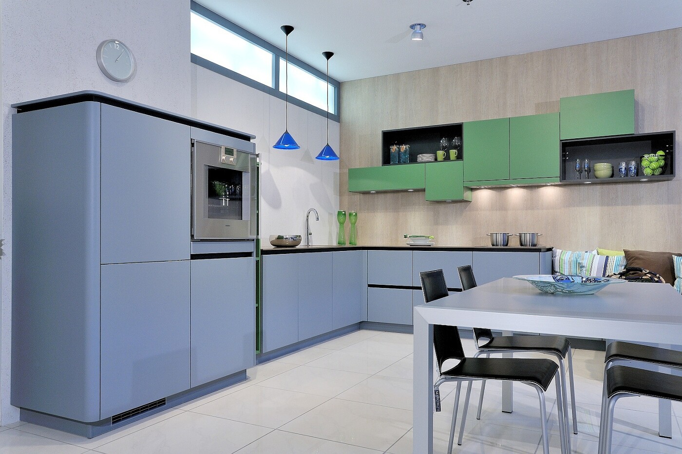 Grifflose Design-Wohnküche mit Esstisch und Sitzbank auf 15 qm. Grifflose Design-Wohnküche mit Esstisch und Sitzbank auf 15 qm.