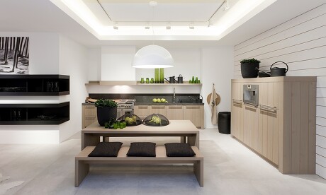 Puristische Wohnküche mit sägerauer Eichenfront Puristische Wohnküche mit sägerauer Eichenfront