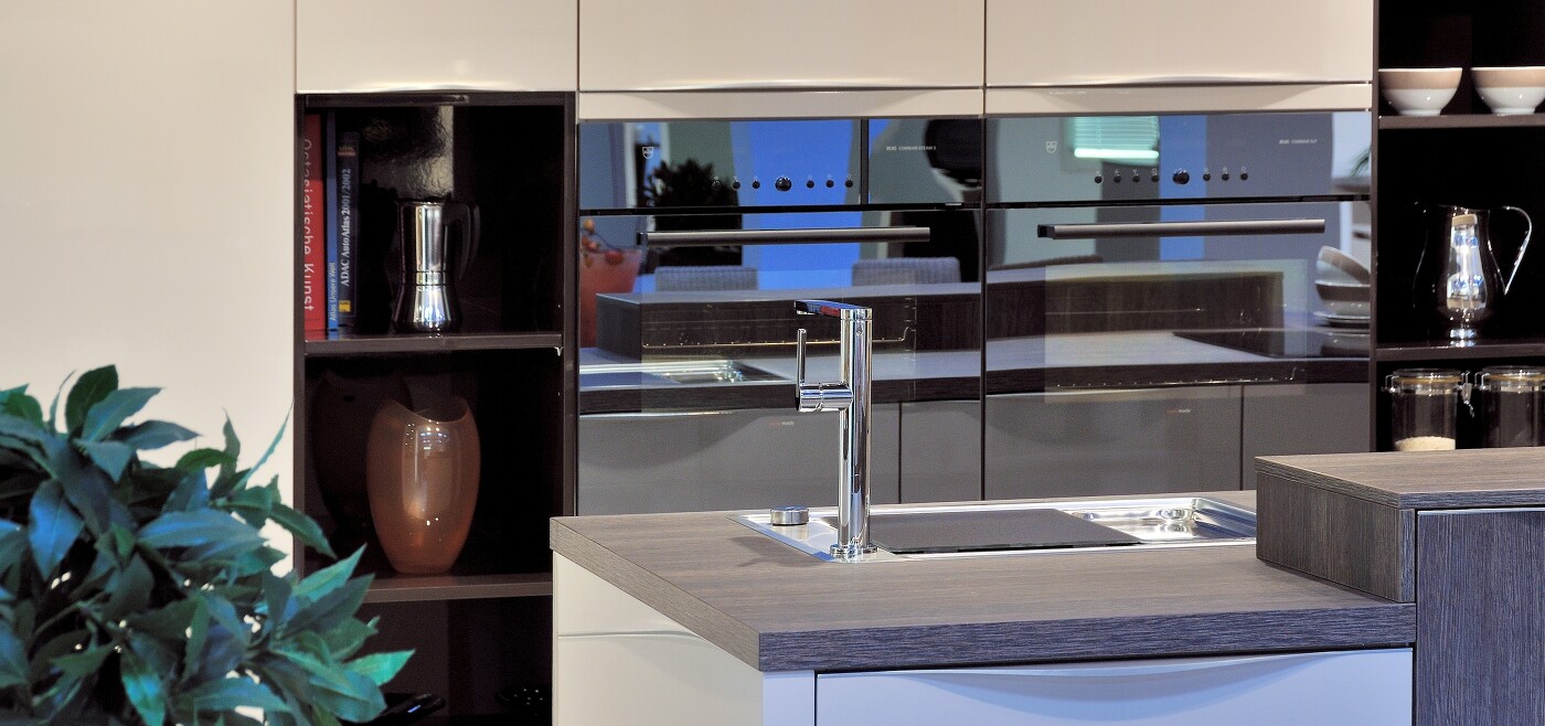 Ergonomisch eingebaute Geräte mit Spiegelglasfronten Ergonomisch eingebaute Geräte mit Spiegelglasfronten