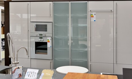 Einbauküche mit sanft-grauen Echtglasfronten, mit denen auch Backofen und Mikrowelle verkleidet sind. Einbauküche mit sanft-grauen Echtglasfronten, mit denen auch Backofen und Mikrowelle verkleidet sind.