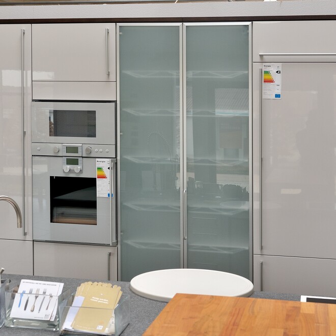 Einbauküche mit sanft-grauen Echtglasfronten, mit denen auch Backofen und Mikrowelle verkleidet sind. Einbauküche mit sanft-grauen Echtglasfronten, mit denen auch Backofen und Mikrowelle verkleidet sind.