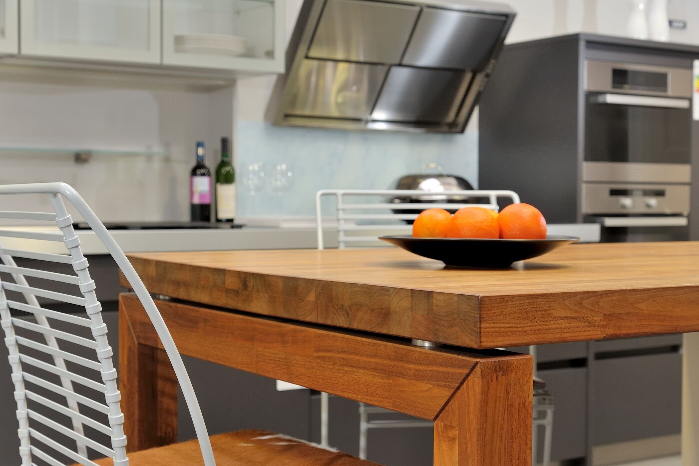 "Kommt alle zu uns zum Kochen!" – Fehlt dazu noch der Esstisch? Bei uns bekommen Sie den passenden! "Kommt alle zu uns zum Kochen!" – Fehlt dazu noch der Esstisch? Bei uns bekommen Sie den passenden!