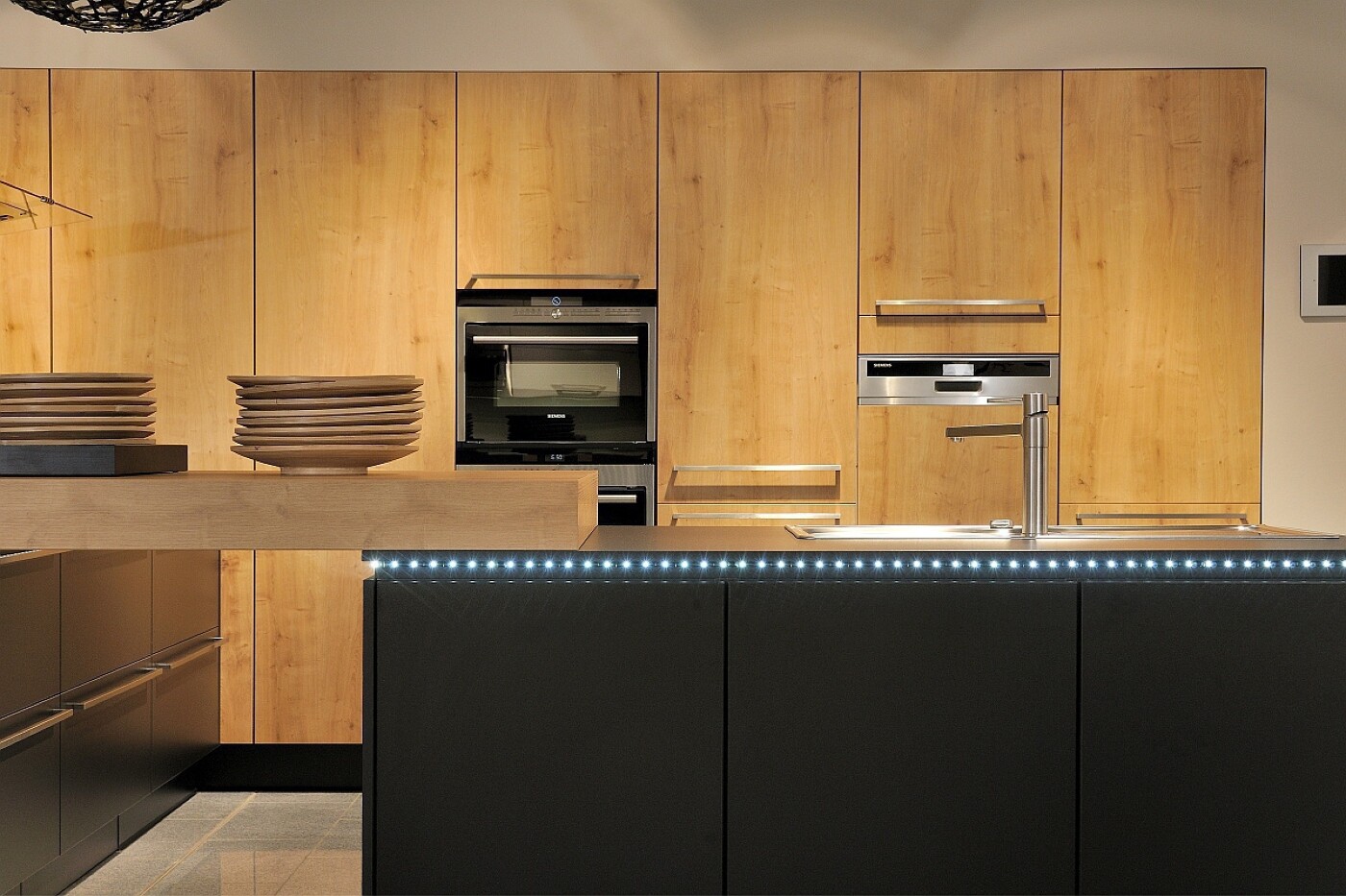 Frei stehende Kücheninsel mit aufliegender Massivholztheke Frei stehende Kücheninsel mit aufliegender Massivholztheke