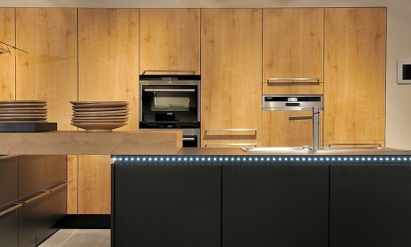 Frei stehende Kücheninsel mit aufliegender Massivholztheke Frei stehende Kücheninsel mit aufliegender Massivholztheke