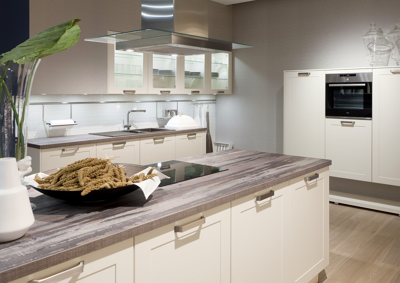 Helle Fronten und Naturholzelemente prägen das Nordic Kitchen Design. Helle Fronten und Naturholzelemente prägen das Nordic Kitchen Design.