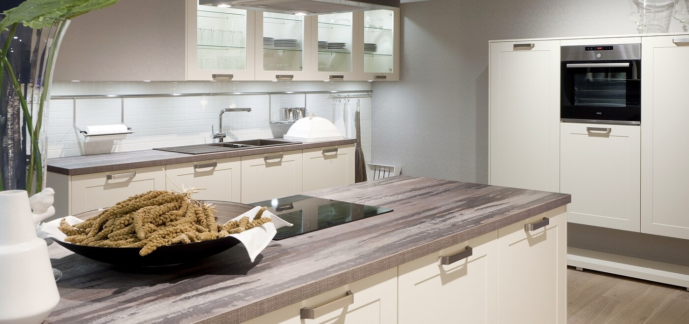 Helle Fronten und Naturholzelemente prägen das Nordic Kitchen Design. Helle Fronten und Naturholzelemente prägen das Nordic Kitchen Design.