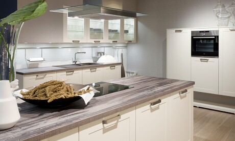 Helle Fronten und Naturholzelemente prägen das Nordic Kitchen Design. Helle Fronten und Naturholzelemente prägen das Nordic Kitchen Design.