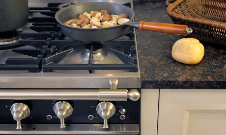 Moderne Herde besitzen eine Inbetriebnahmesperre. So schützen Sie Kinder davor, sich unbeabsichtigt weh zu tun. Moderne Herde besitzen eine Inbetriebnahmesperre. So schützen Sie Kinder davor, sich unbeabsichtigt weh zu tun.