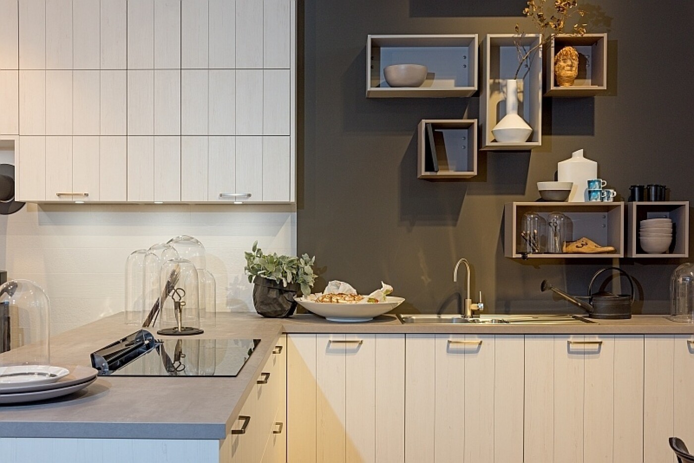 Wohnliche Küchenaccessoires mit hohem Nutzen: Würfelregale verschiedener Formate, geschickt angeordnet. Wohnliche Küchenaccessoires mit hohem Nutzen: Würfelregale verschiedener Formate, geschickt angeordnet.