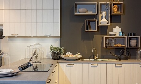 Wohnliche Küchenaccessoires mit hohem Nutzen: Würfelregale verschiedener Formate, geschickt angeordnet. Wohnliche Küchenaccessoires mit hohem Nutzen: Würfelregale verschiedener Formate, geschickt angeordnet.