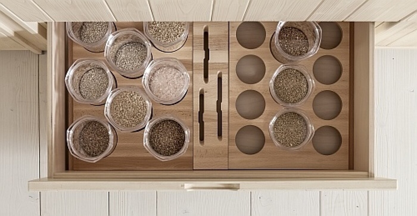 Praktische Schubladeneinrichtung für formvollendete Gewürze-Übersicht! Praktische Schubladeneinrichtung für formvollendete Gewürze-Übersicht!