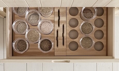 Praktische Schubladeneinrichtung für formvollendete Gewürze-Übersicht! Praktische Schubladeneinrichtung für formvollendete Gewürze-Übersicht!