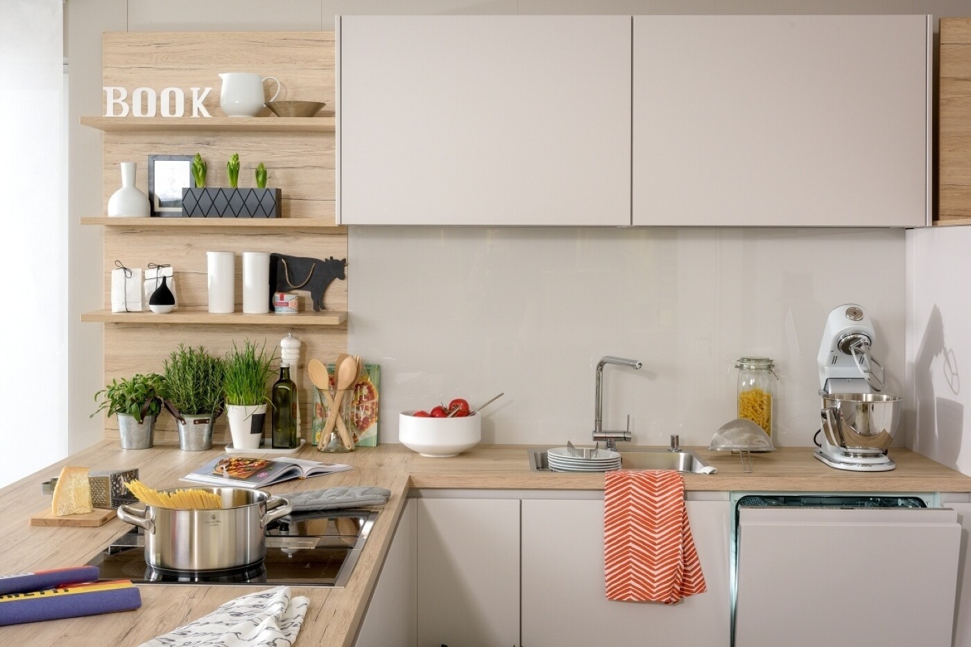 Schön versteckt: der vollintegrierte Geschirrspüler hinter grifflosen Küchenfronten Schön versteckt: der vollintegrierte Geschirrspüler hinter grifflosen Küchenfronten