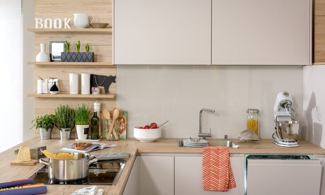 Schön versteckt: der vollintegrierte Geschirrspüler hinter grifflosen Küchenfronten Schön versteckt: der vollintegrierte Geschirrspüler hinter grifflosen Küchenfronten