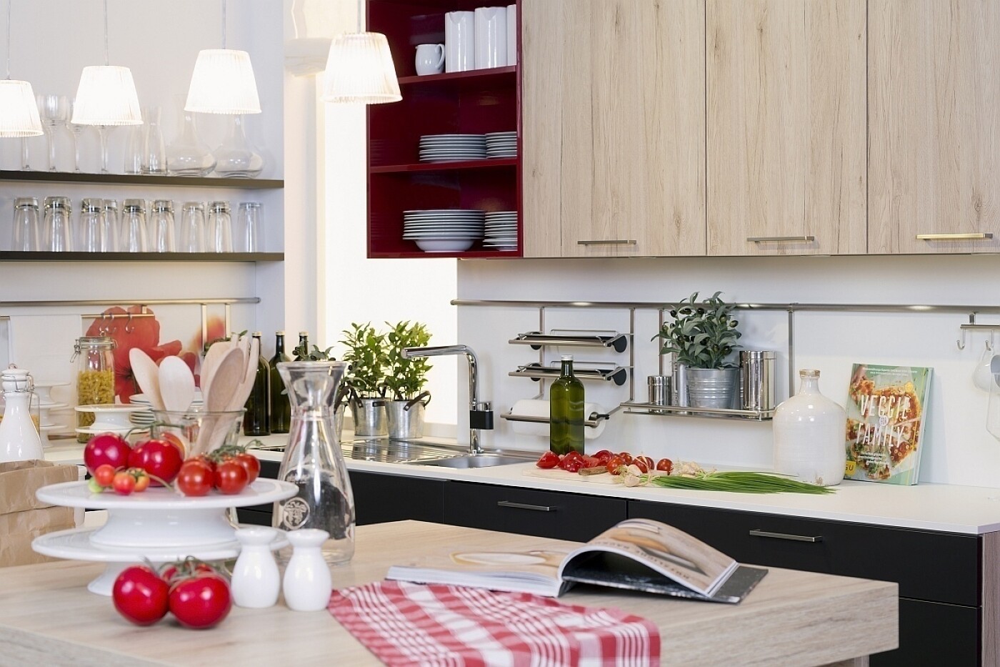 Küche im Hygge-Stil, zum Beispiel so: mit mehreren schönen Hängelampen, die weiche Spots auf die besucherfreundliche Kücheninsel werfen Küche im Hygge-Stil, zum Beispiel so: mit mehreren schönen Hängelampen, die weiche Spots auf die besucherfreundliche Kücheninsel werfen