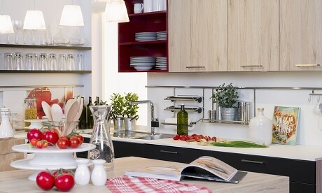 Küche im Hygge-Stil, zum Beispiel so: mit mehreren schönen Hängelampen, die weiche Spots auf die besucherfreundliche Kücheninsel werfen Küche im Hygge-Stil, zum Beispiel so: mit mehreren schönen Hängelampen, die weiche Spots auf die besucherfreundliche Kücheninsel werfen