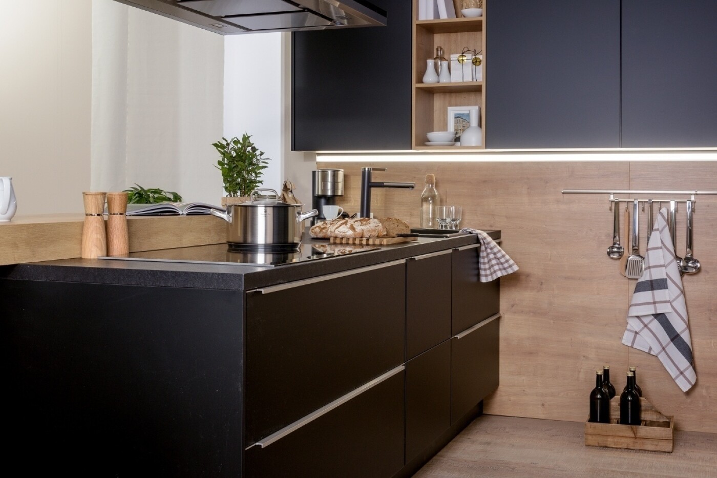 Küche in Schwarz, kombiniert mit Naturholz und Küchenunterschrank-Beleuchtung Küche in Schwarz, kombiniert mit Naturholz und Küchenunterschrank-Beleuchtung