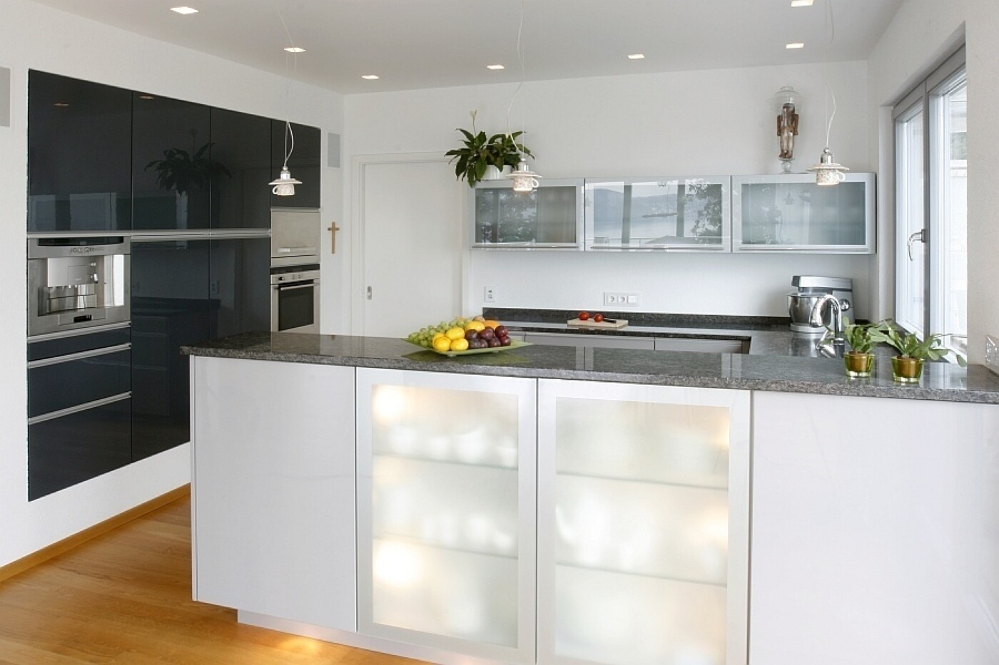 Indirektes Küchenlicht macht sich gut in Form von Küchenschrank-Innenbeleuchtung. Indirektes Küchenlicht macht sich gut in Form von Küchenschrank-Innenbeleuchtung.