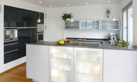 Indirektes Küchenlicht macht sich gut in Form von Küchenschrank-Innenbeleuchtung. Indirektes Küchenlicht macht sich gut in Form von Küchenschrank-Innenbeleuchtung.