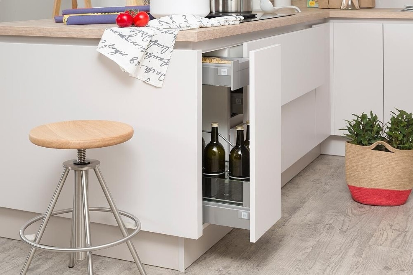 Unterschrank mit versteckter Schublade für ein flächiges Frontenbild Unterschrank mit versteckter Schublade für ein flächiges Frontenbild