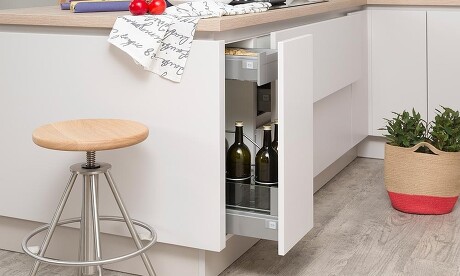 Unterschrank mit versteckter Schublade für ein flächiges Frontenbild Unterschrank mit versteckter Schublade für ein flächiges Frontenbild