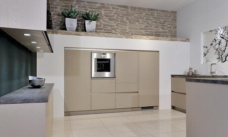 Interessante Küchenarchitektur mit flächenbündig integriertem, grifflosem Küchenschrank Interessante Küchenarchitektur mit flächenbündig integriertem, grifflosem Küchenschrank