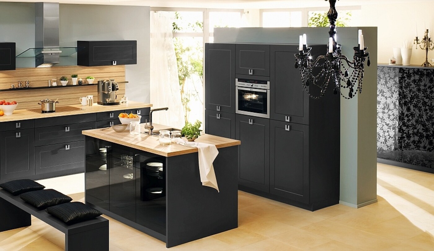 Kücheninsel mit Vitrinenschrank auf der Rückseite hinter dunklem Glas Kücheninsel mit Vitrinenschrank auf der Rückseite hinter dunklem Glas