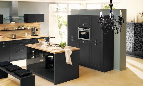 Kücheninsel mit Vitrinenschrank auf der Rückseite hinter dunklem Glas Kücheninsel mit Vitrinenschrank auf der Rückseite hinter dunklem Glas