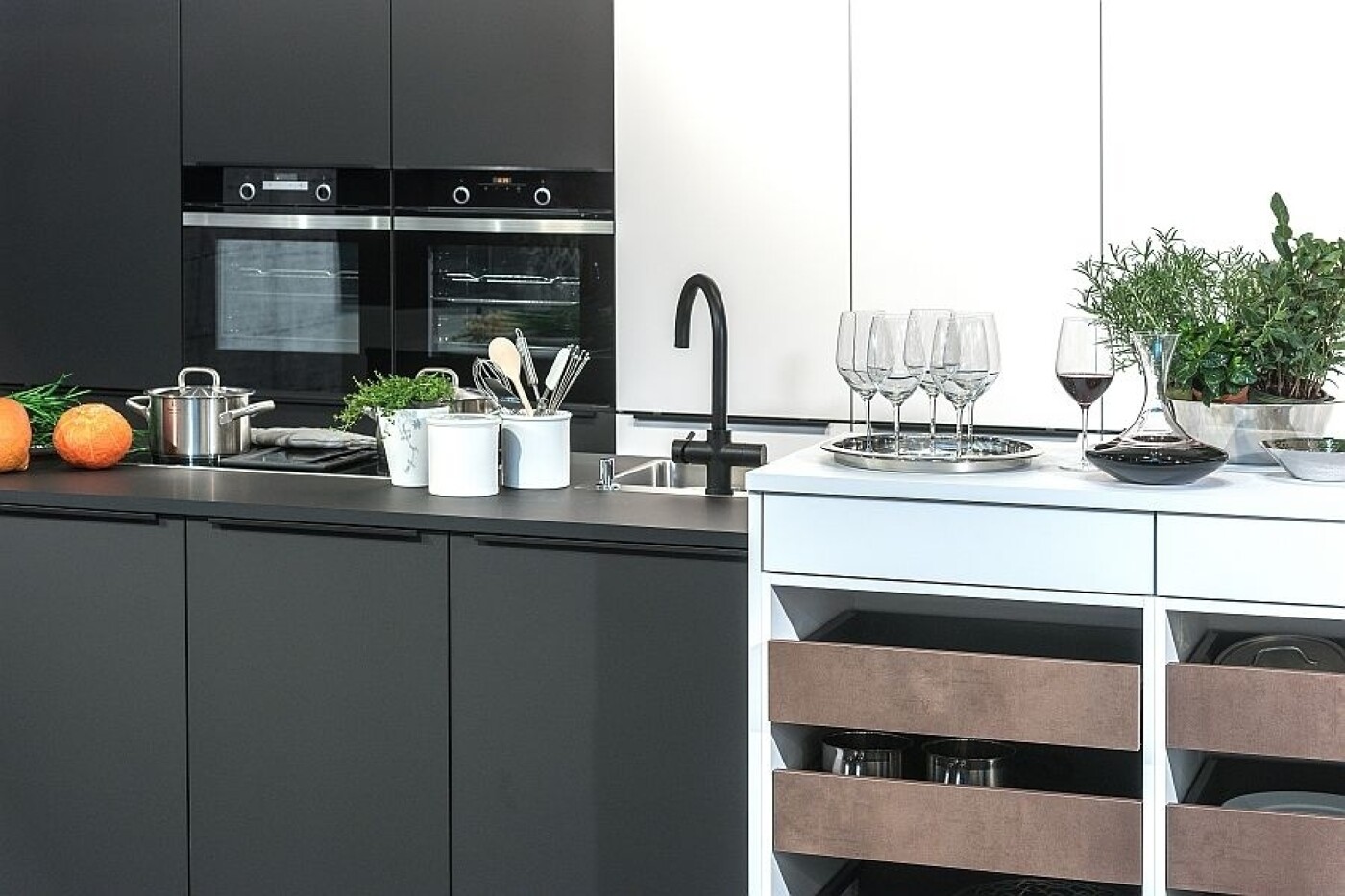 Mattlack macht sich auch in modernen Küchen gut. Mattlack macht sich auch in modernen Küchen gut.