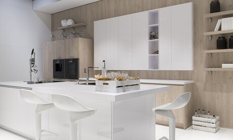 Materialmix in der Küche: Helles Holz und weiße Flächen passen gut zusammen. Materialmix in der Küche: Helles Holz und weiße Flächen passen gut zusammen.