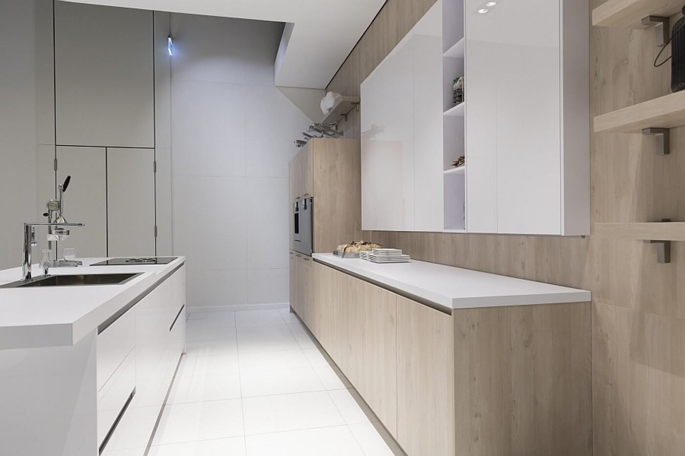 Materialmix in der Küche: Helles Holz und weiße Flächen passen gut zusammen. Materialmix in der Küche: Helles Holz und weiße Flächen passen gut zusammen.