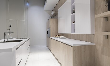 Materialmix in der Küche: Helles Holz und weiße Flächen passen gut zusammen. Materialmix in der Küche: Helles Holz und weiße Flächen passen gut zusammen.