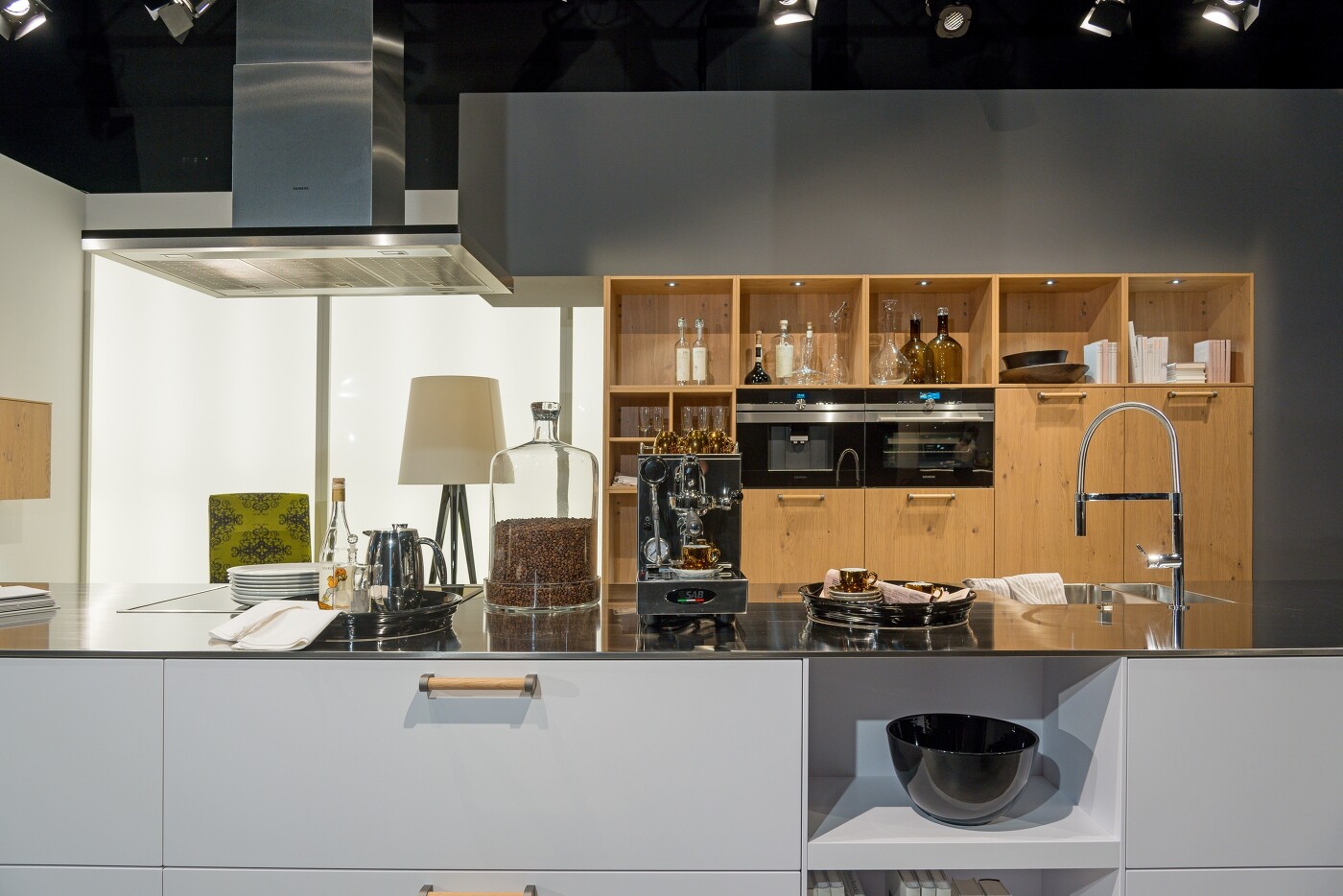 Die freistehende Küchentheke trennt die Küche vom Wohnbereich. Die freistehende Küchentheke trennt die Küche vom Wohnbereich.