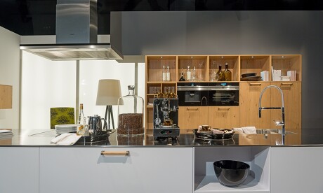 Die freistehende Küchentheke trennt die Küche vom Wohnbereich. Die freistehende Küchentheke trennt die Küche vom Wohnbereich.