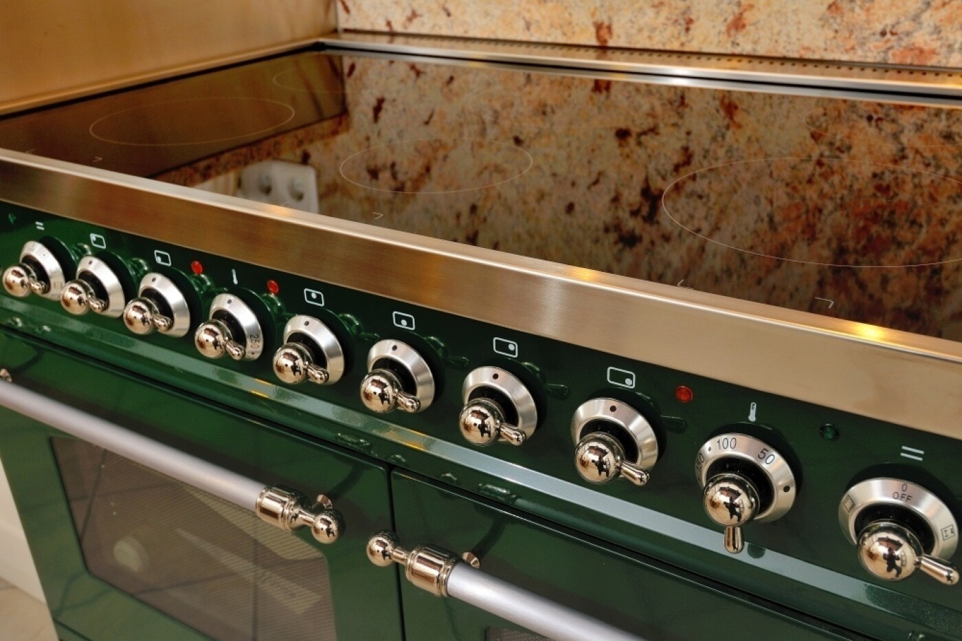 Range Cooker sind mit mindestens zwei Backöfen oder verschiedenen Garräumen ausgestattet. Range Cooker sind mit mindestens zwei Backöfen oder verschiedenen Garräumen ausgestattet.