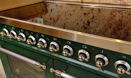 Range Cooker sind mit mindestens zwei Backöfen oder verschiedenen Garräumen ausgestattet. Range Cooker sind mit mindestens zwei Backöfen oder verschiedenen Garräumen ausgestattet.