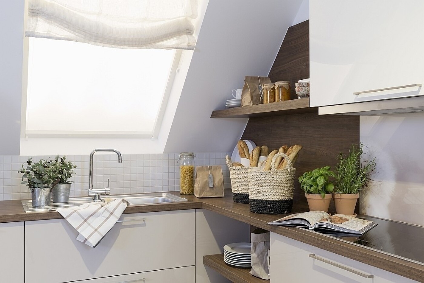 Auch Sonderanfertigungen für schräge Küchenbereiche können Sie Handwerkern wie uns anvertrauen. Auch Sonderanfertigungen für schräge Küchenbereiche können Sie Handwerkern wie uns anvertrauen.