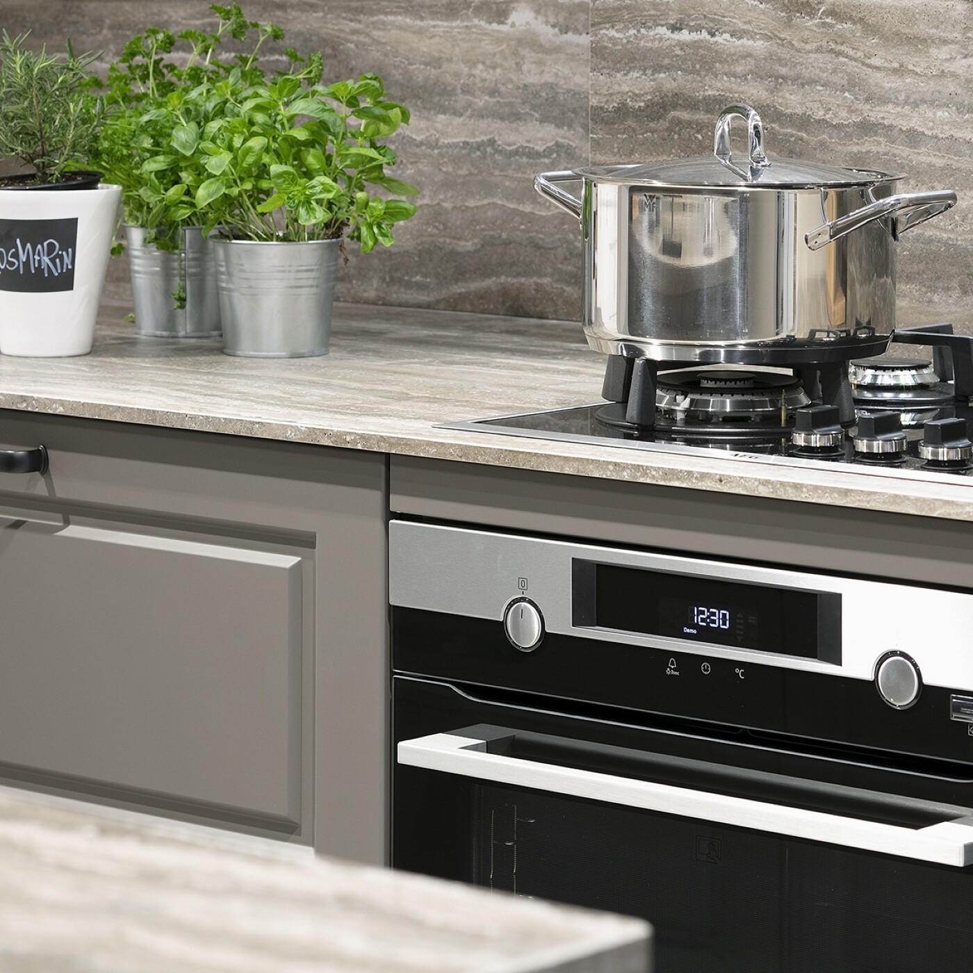 Arbeitsfläche und Nischenrückwand aus einem Guss in Marmoroptik Arbeitsfläche und Nischenrückwand aus einem Guss in Marmoroptik