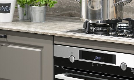 Arbeitsfläche und Nischenrückwand aus einem Guss in Marmoroptik Arbeitsfläche und Nischenrückwand aus einem Guss in Marmoroptik